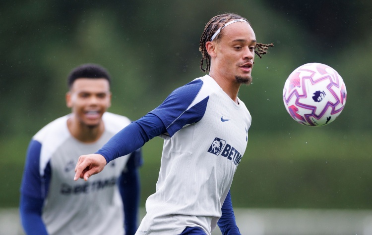 mk体育-英媒谈西蒙斯首训：自信指挥、技术精湛，已展现机会创造者的才能