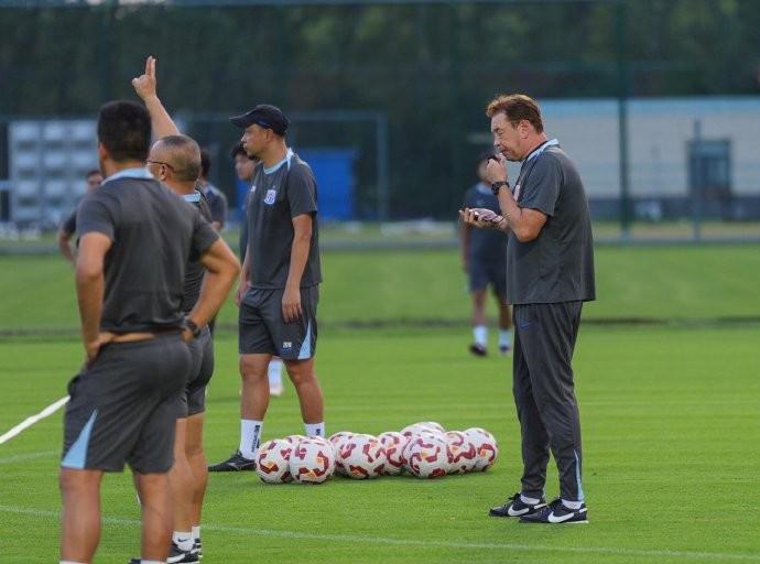 mk体育-业内人：斯卢茨基战术对整体性要求高，行动不一致遇强队就难